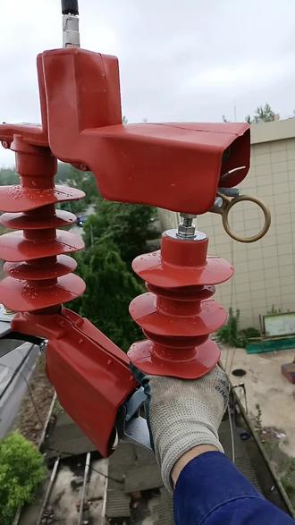 杆上10千伏线路新装跌落式避雷器,安装后开始调试分合是否好操作过程